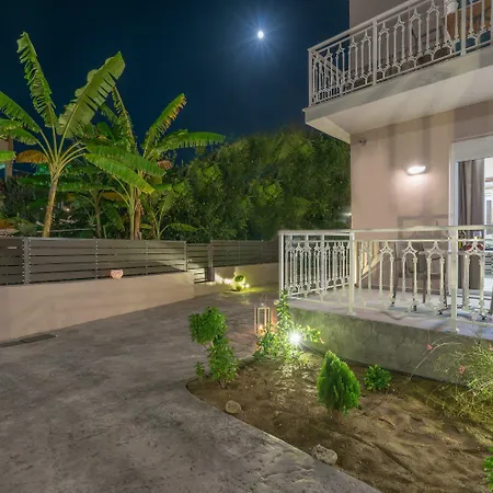 Nikos & Maria Apartment *